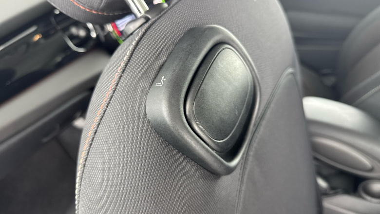 MINI Hatchback 1.5 Cooper Classic 3dr Auto [Comfort/Nav Pack] Petrol Hatchback